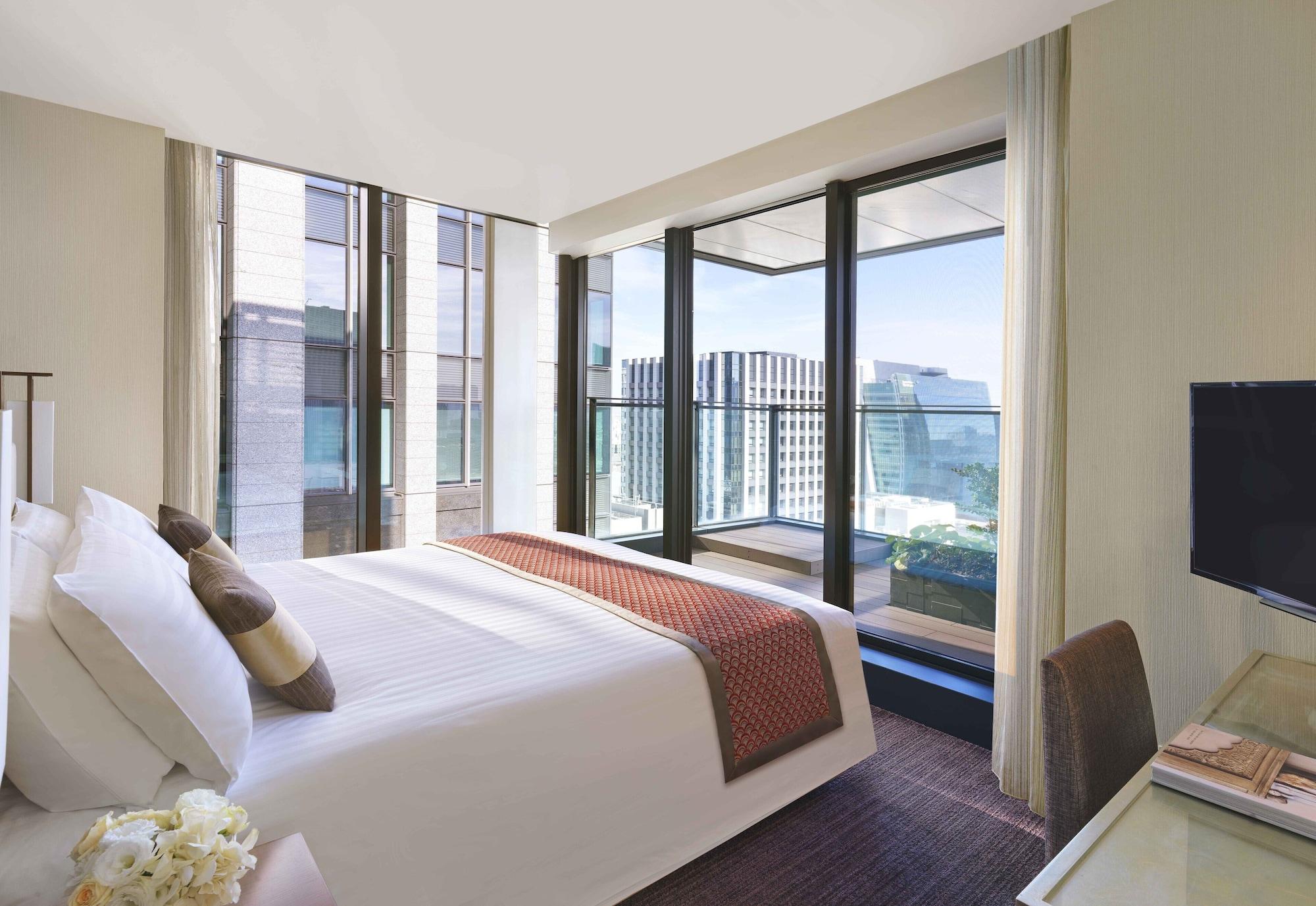 Oakwood Premier Tokyo Hotell Eksteriør bilde A bedroom at The Ritz-Carlton, Hong Kong