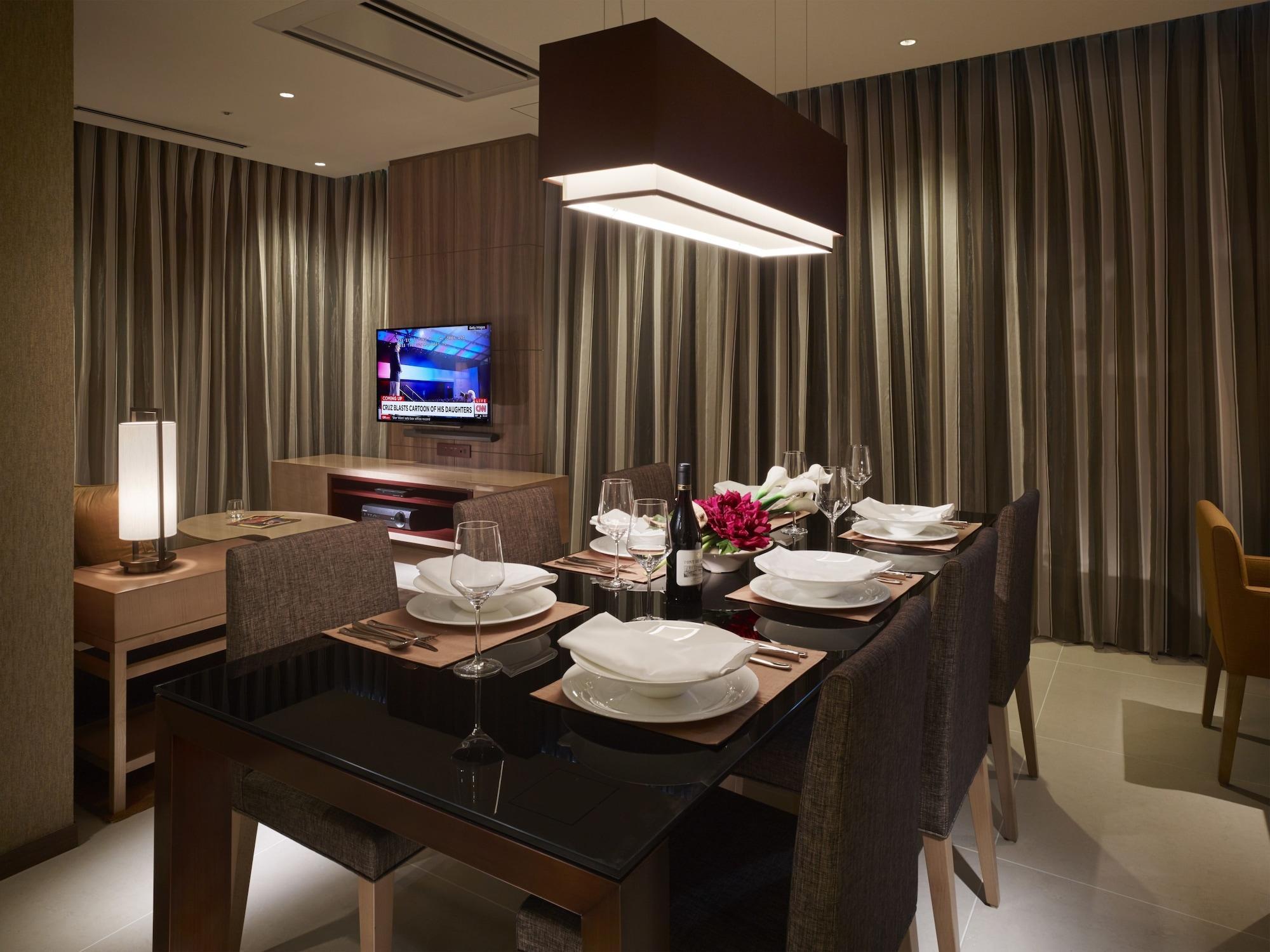 Oakwood Premier Tokyo Hotell Eksteriør bilde A dining room in a hotel suite