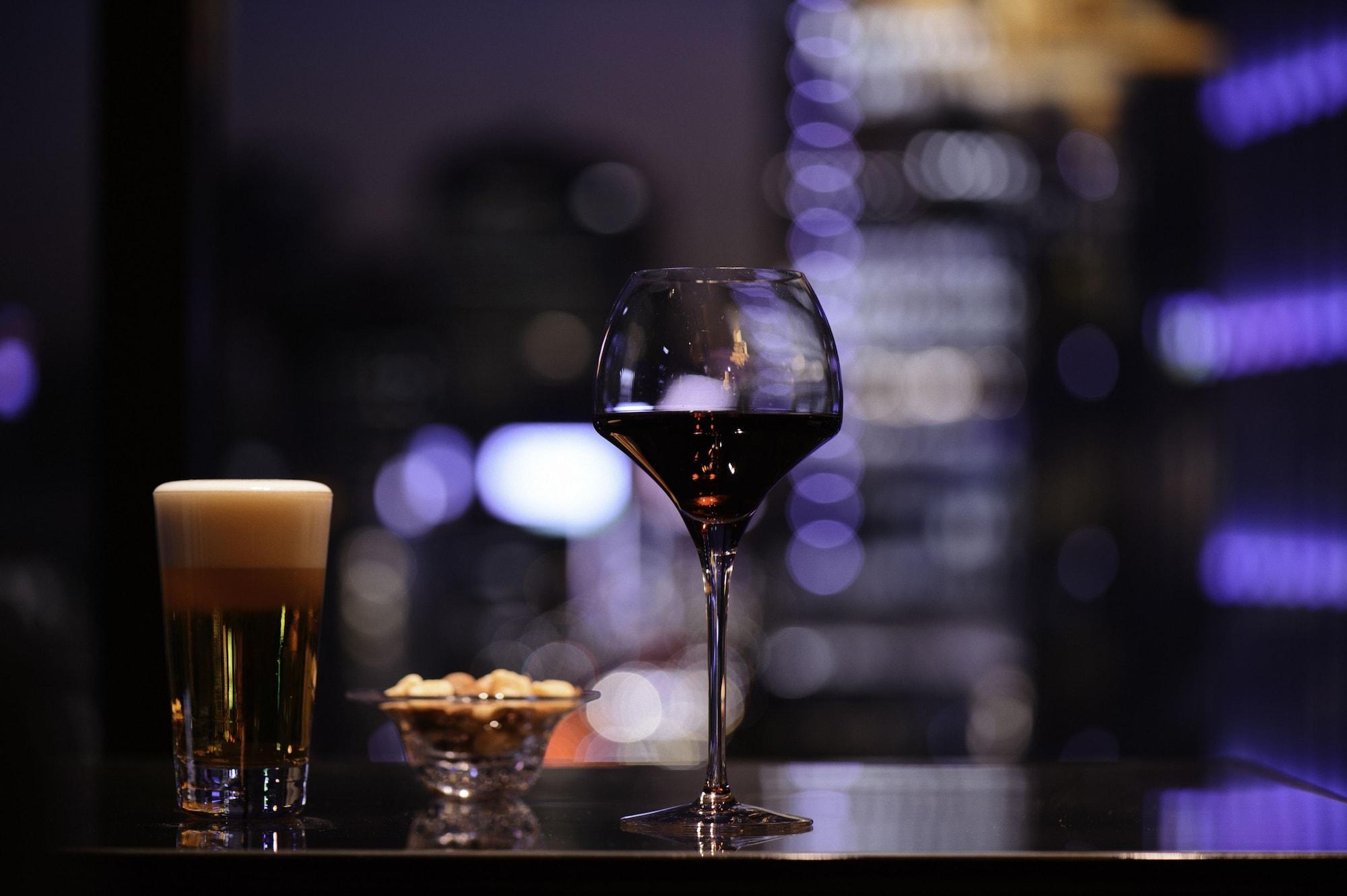 Oakwood Premier Tokyo Hotell Eksteriør bilde A glass of red wine