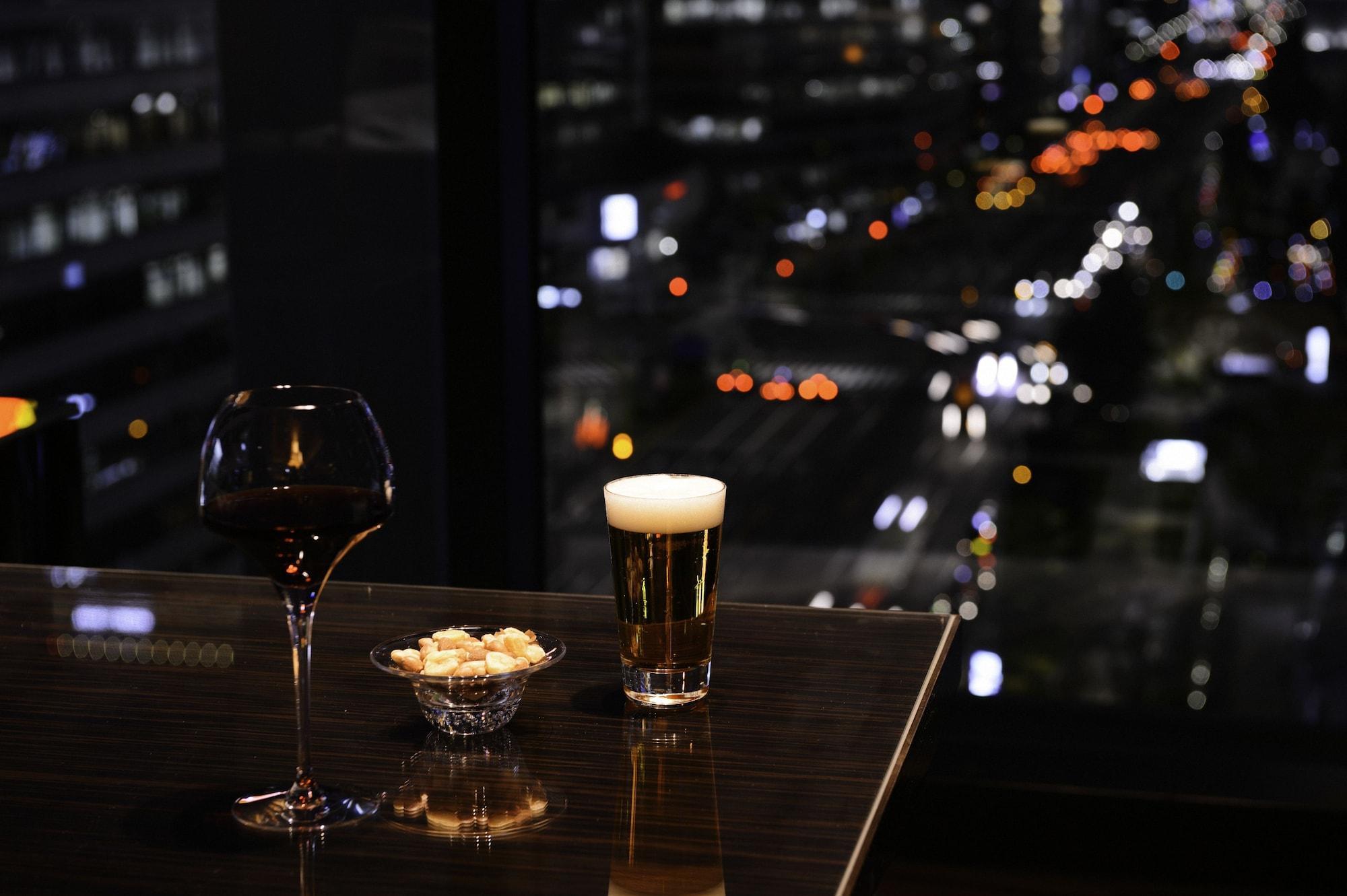 Oakwood Premier Tokyo Hotell Eksteriør bilde A glass of beer and a glass of wine