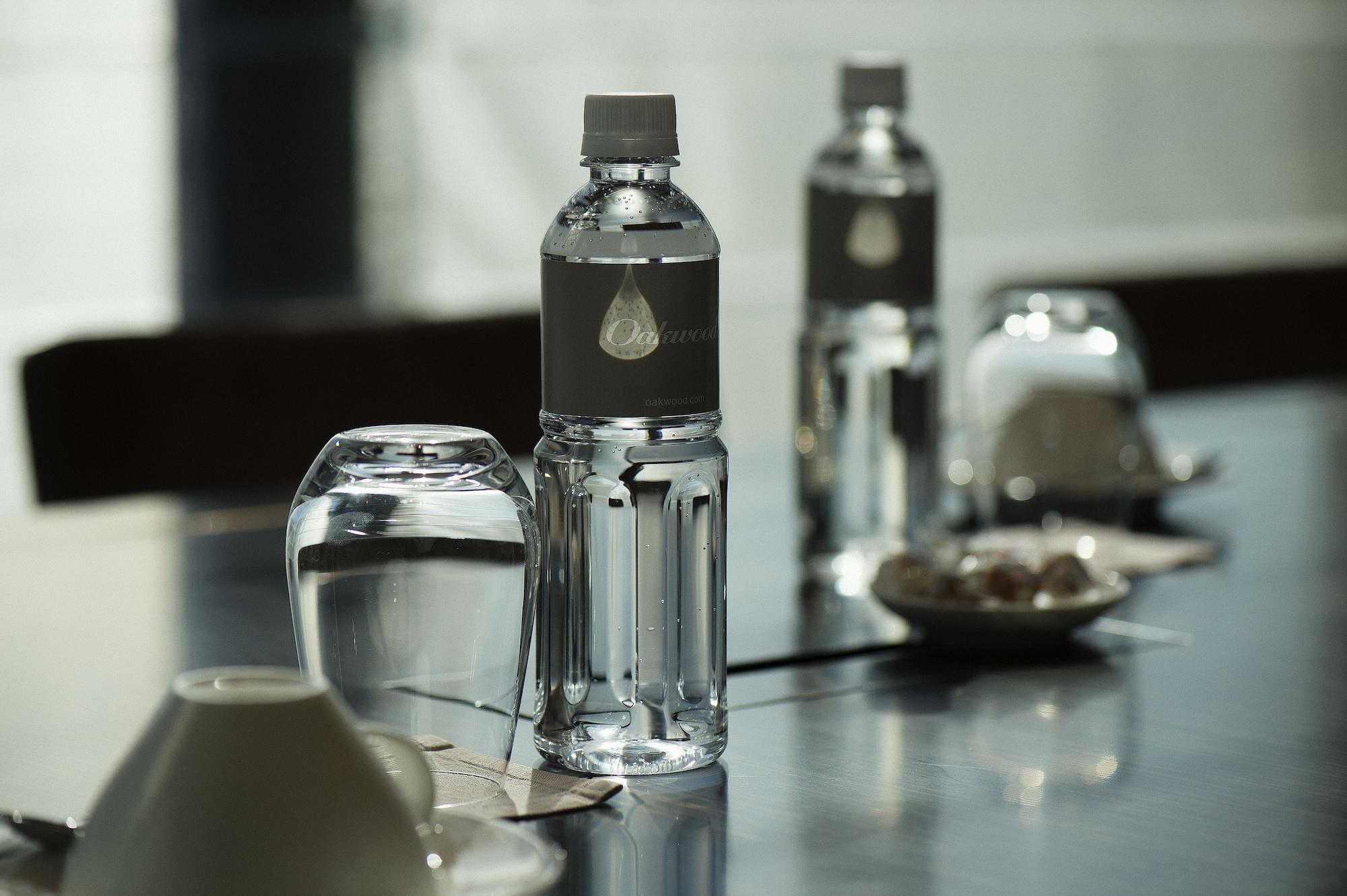 Oakwood Premier Tokyo Hotell Eksteriør bilde A bottle of water