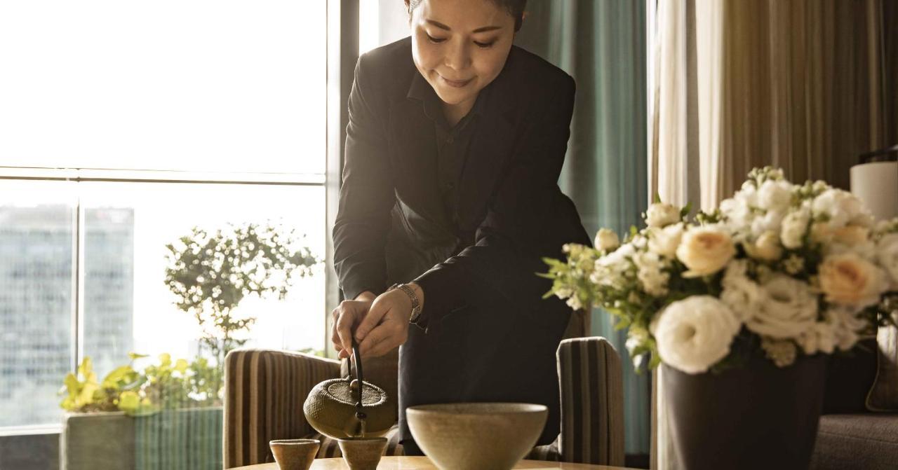 Oakwood Premier Tokyo Hotell Eksteriør bilde A Thai woman pouring tea